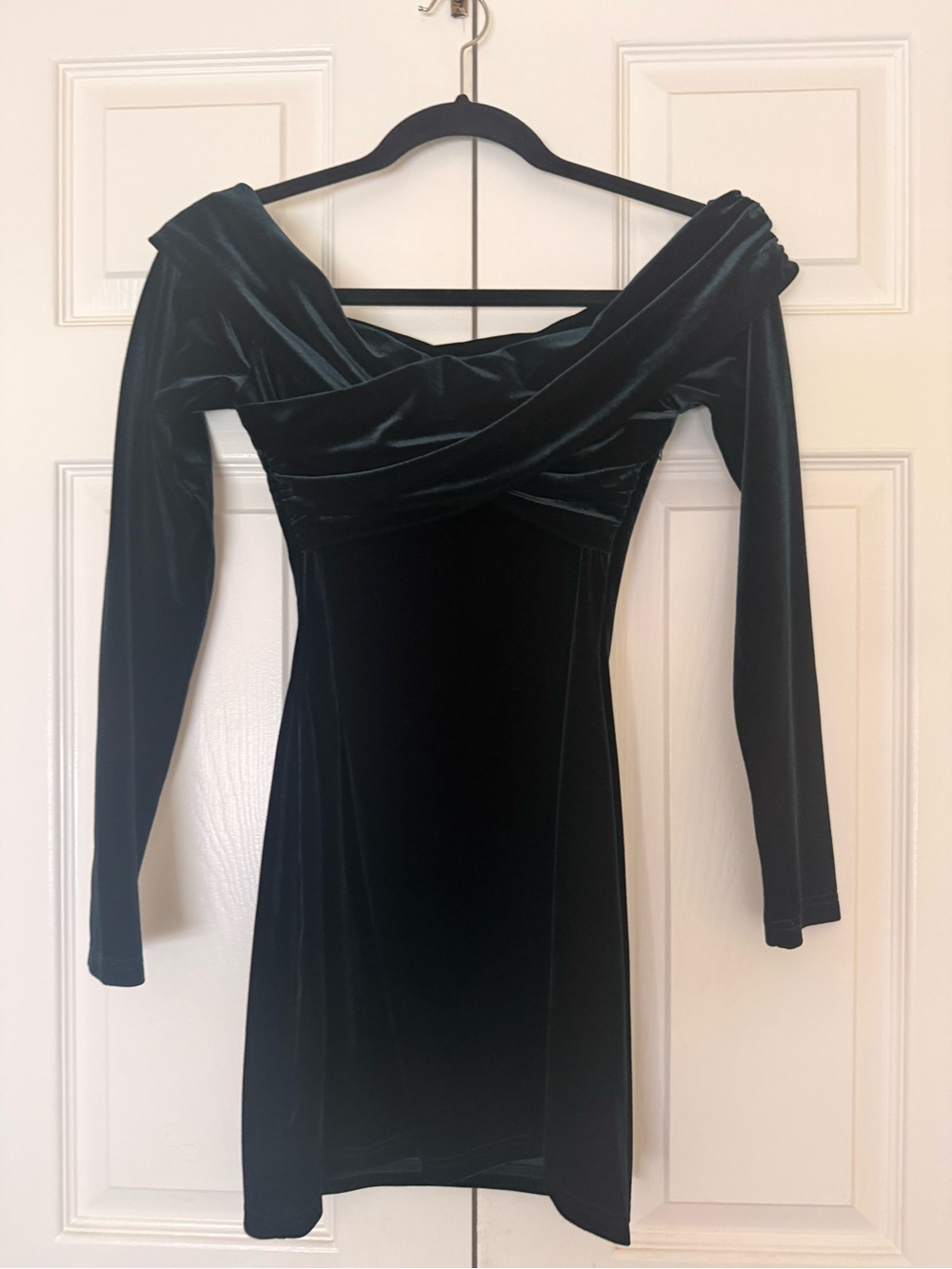 superdown Off-Shoulder Velvet Mini Dress in Dark Green